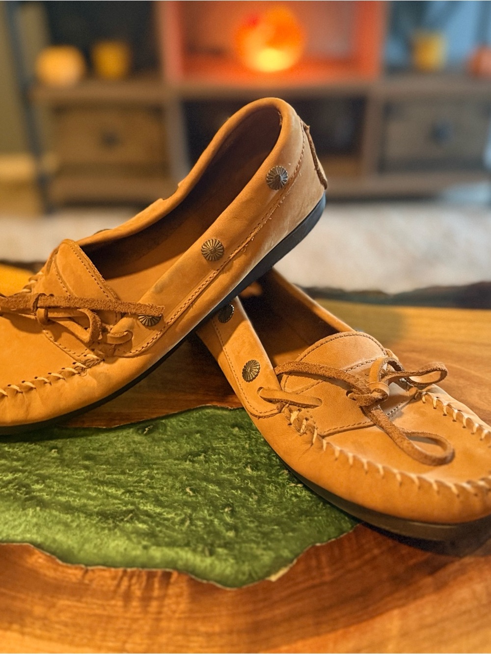 Women’s Tan Minnetonka Soft Suede Slip On Moccasin Loafers - Sz 10 - Pre Loved! - Picture 2 of 9